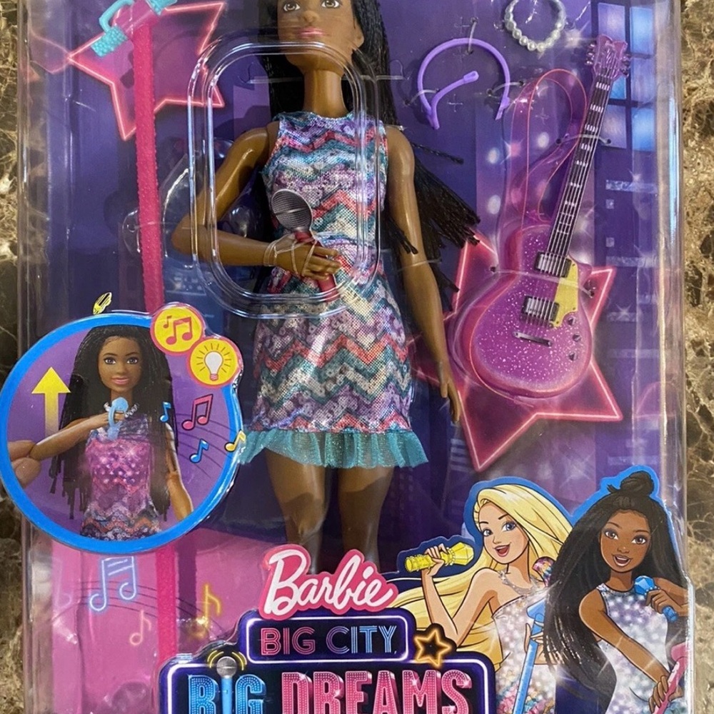 Barbie Dream with Pink and Blue Dress, singing Brooklyn with Music